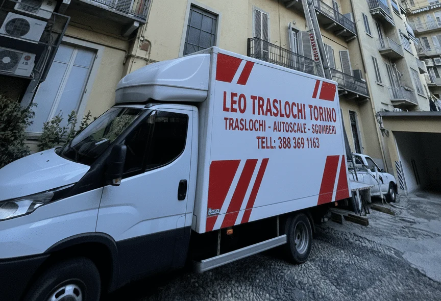 Il furgone di Traslochi Leo davanti a un palazzo a Torino